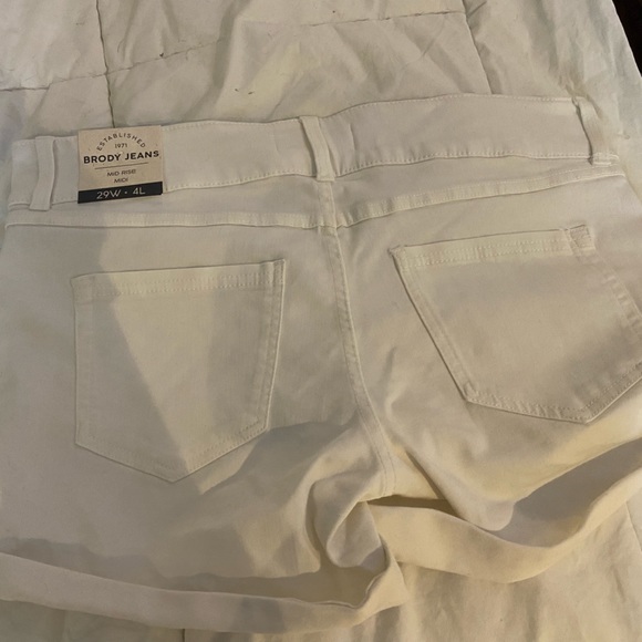 Brody NWT white denim shorts. Size 29 - Picture 3 of 3